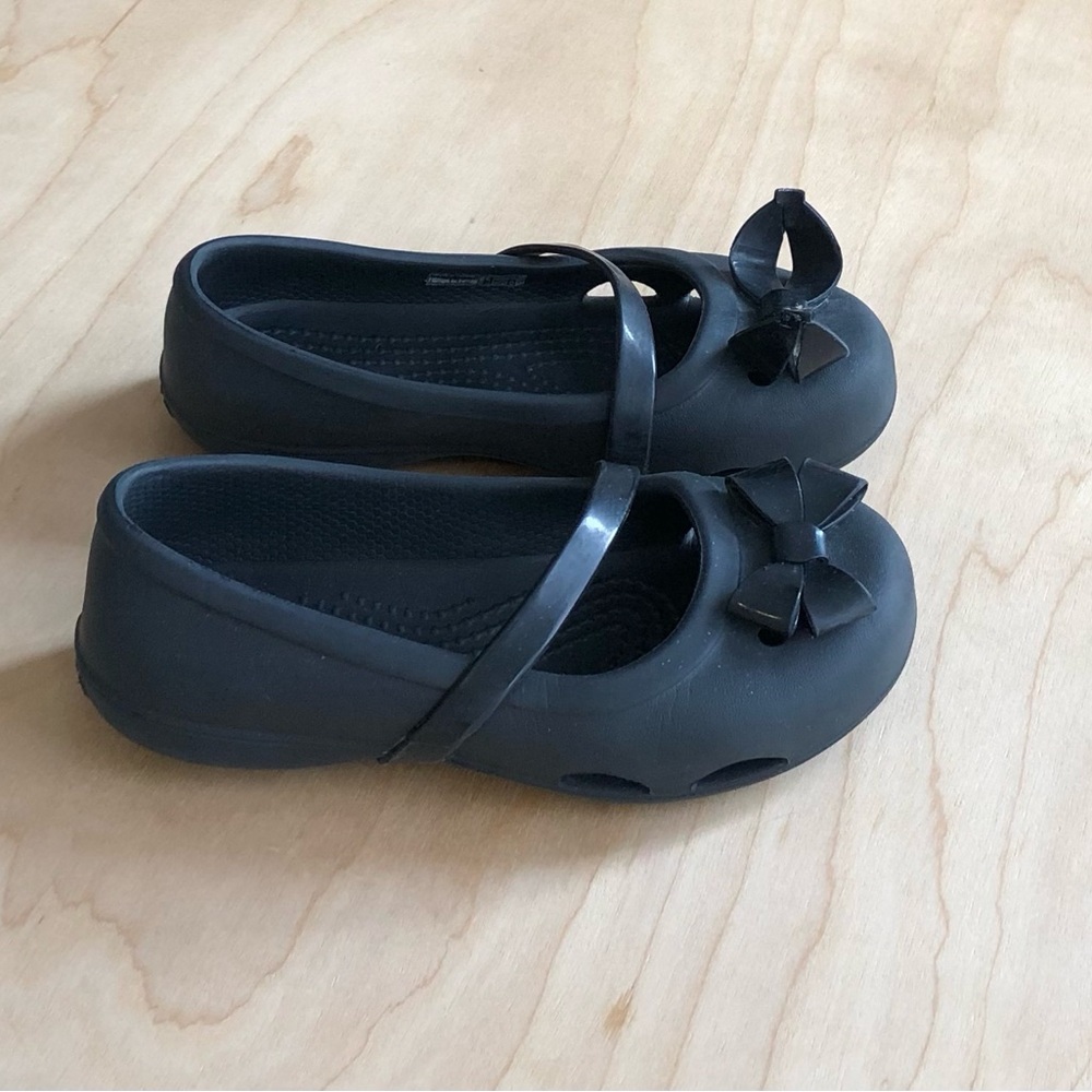 CROCS Black Bow Mary Jane Flats Kids Size 11C casual Water Resistant.